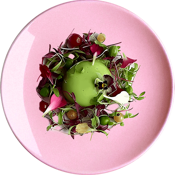 Bougie végétale décorative sur une assiette rose.